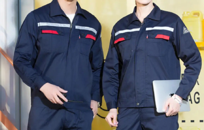 防靜電工作服定制的特點(diǎn)及穿戴注意事項，防靜電工作服廠(chǎng)家該如何選擇？